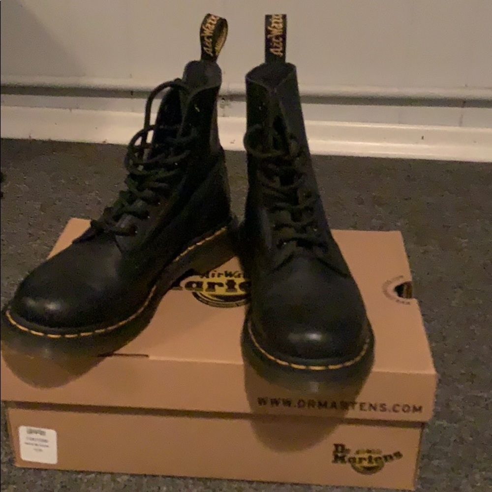 Dr. Martens Pascal 8 eye